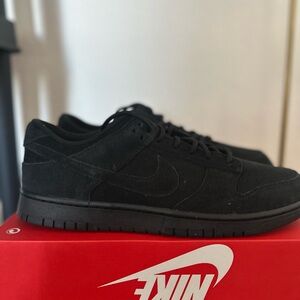 Nike Dunk Low SE - 12M
Triple Black